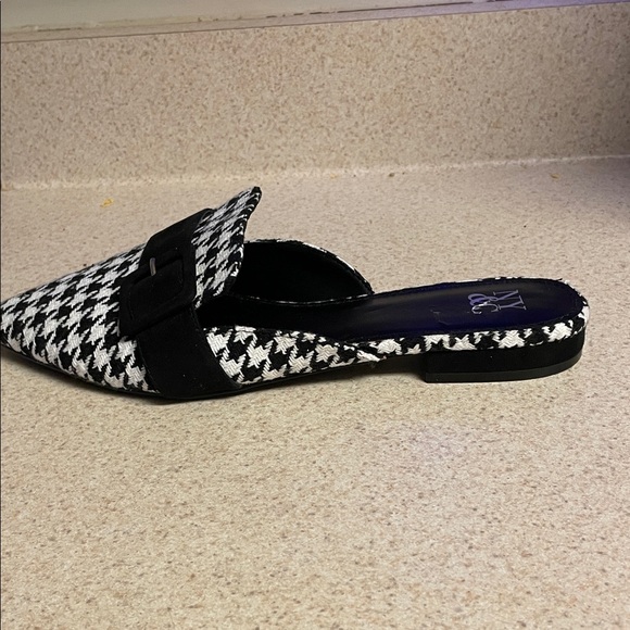 New York & Company Black and White Houndstooth Mules Size 10W - Picture 2 of 6